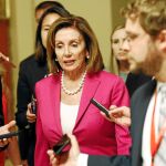 Nancy Pelosi responde a las preguntas de los periodistas, ayer en Washington