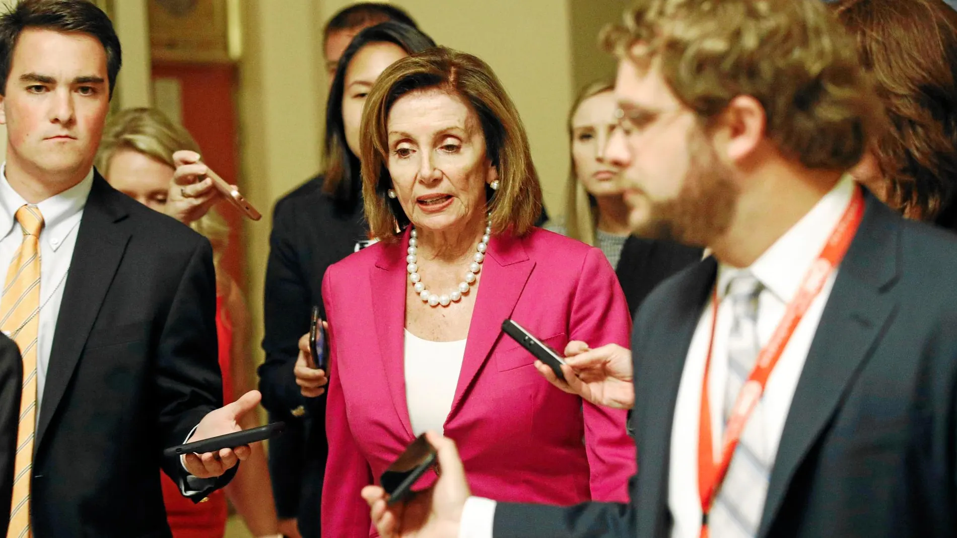 Nancy Pelosi responde a las preguntas de los periodistas, ayer en Washington