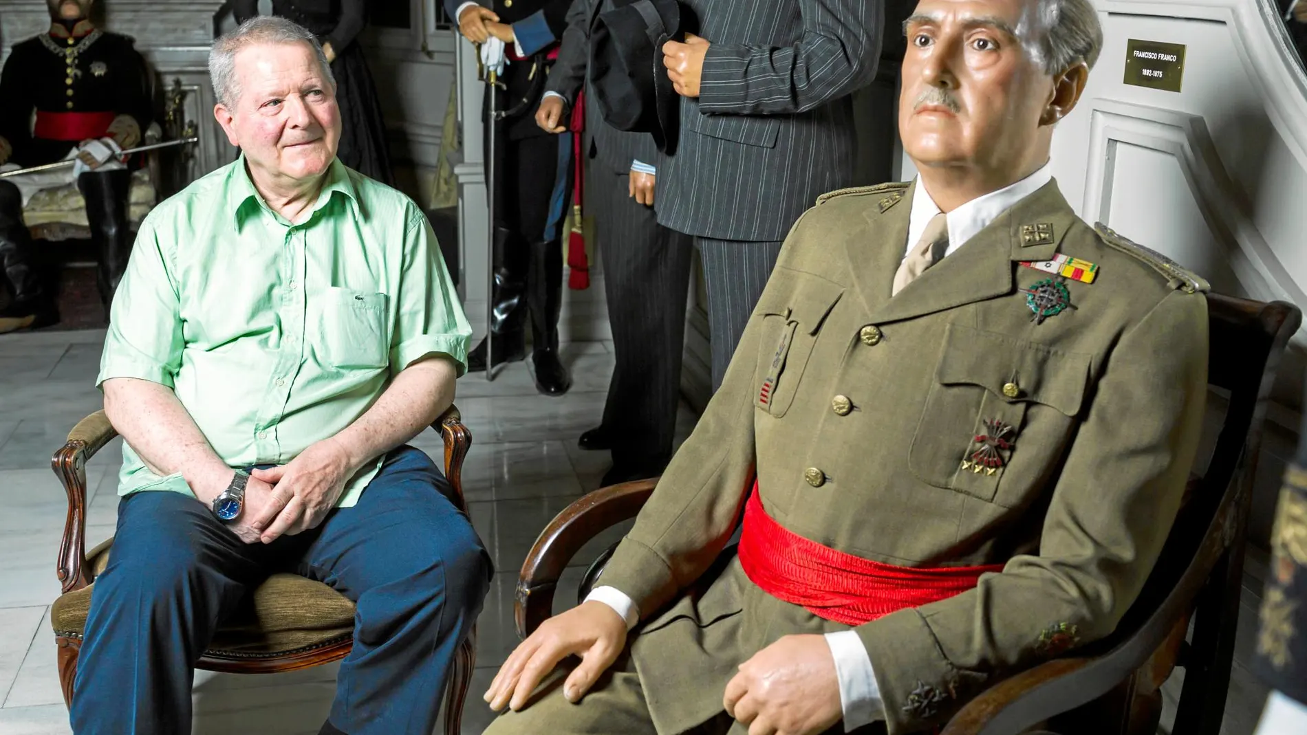 Antonio Piga posa con la estatua de cera del general Francisco Franco en el Museo de Cera de Madrid / Foto: Alberto R. Roldán
