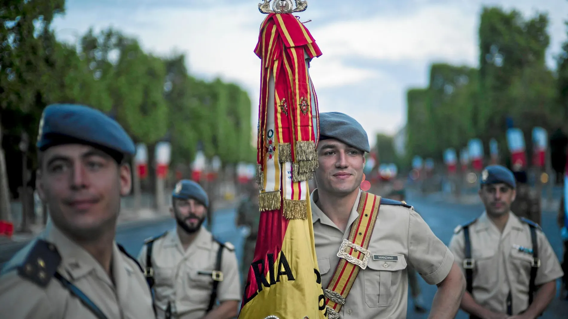 Militares españoles durante los ensayos en los Campos Elíseos de cara al desfile que tendrá lugar mañana