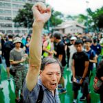 Un manifestante alza el puño en una protesta contra la ley de extradición que pretende aprobar el Gobierno de Hong Kong