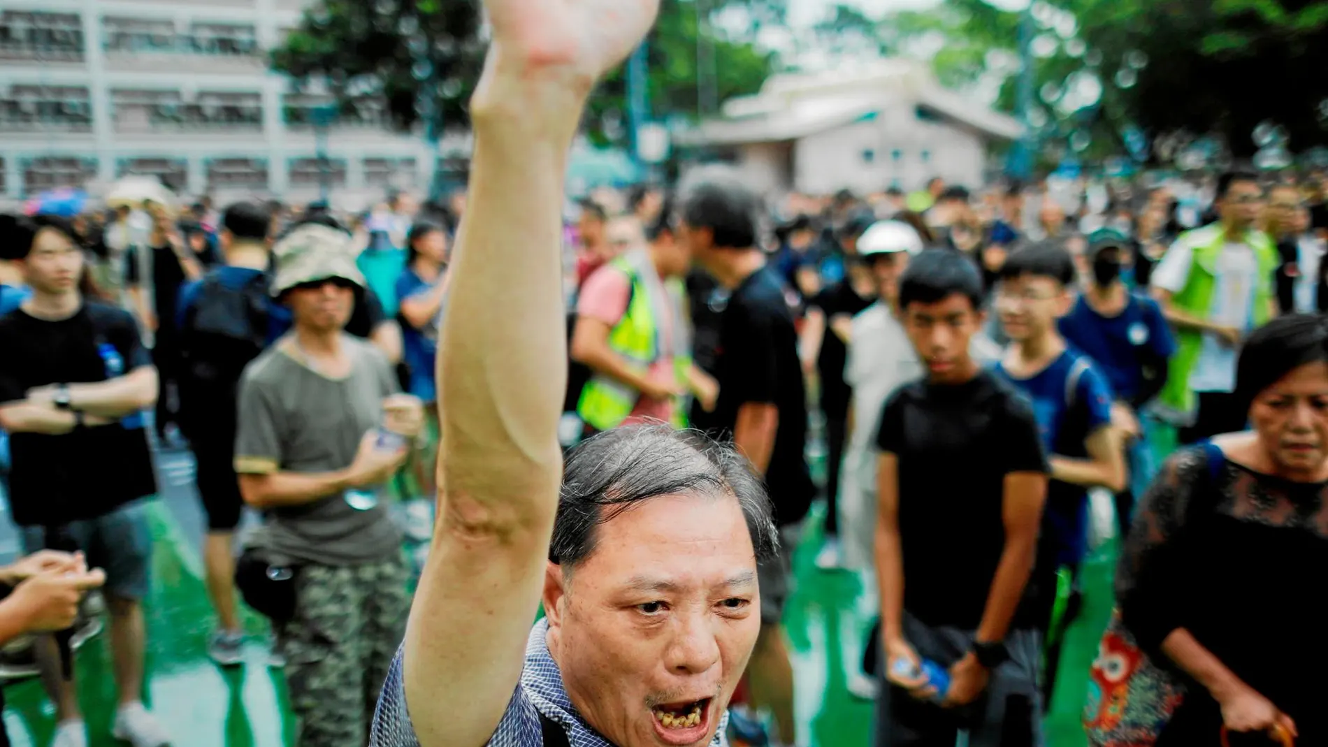 Un manifestante alza el puño en una protesta contra la ley de extradición que pretende aprobar el Gobierno de Hong Kong