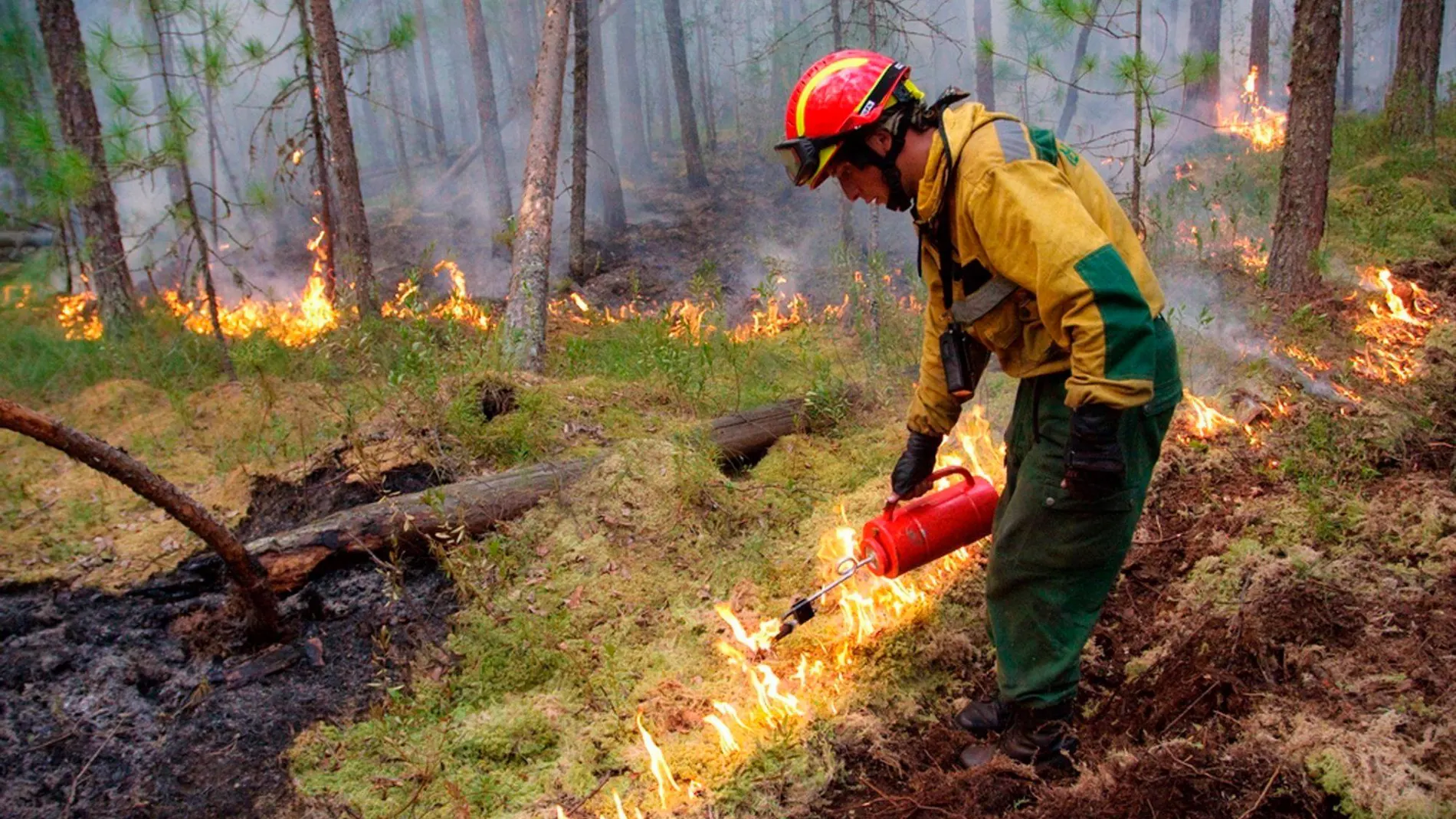 Un bombero sofocando un incendio en Rusia