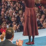 Siri Hustvedt concita el aplauso del público del Teatro Campoamor tras recibir el Premio Princesa de Asturias de las Letras. Foto: Alberto R. Roldán