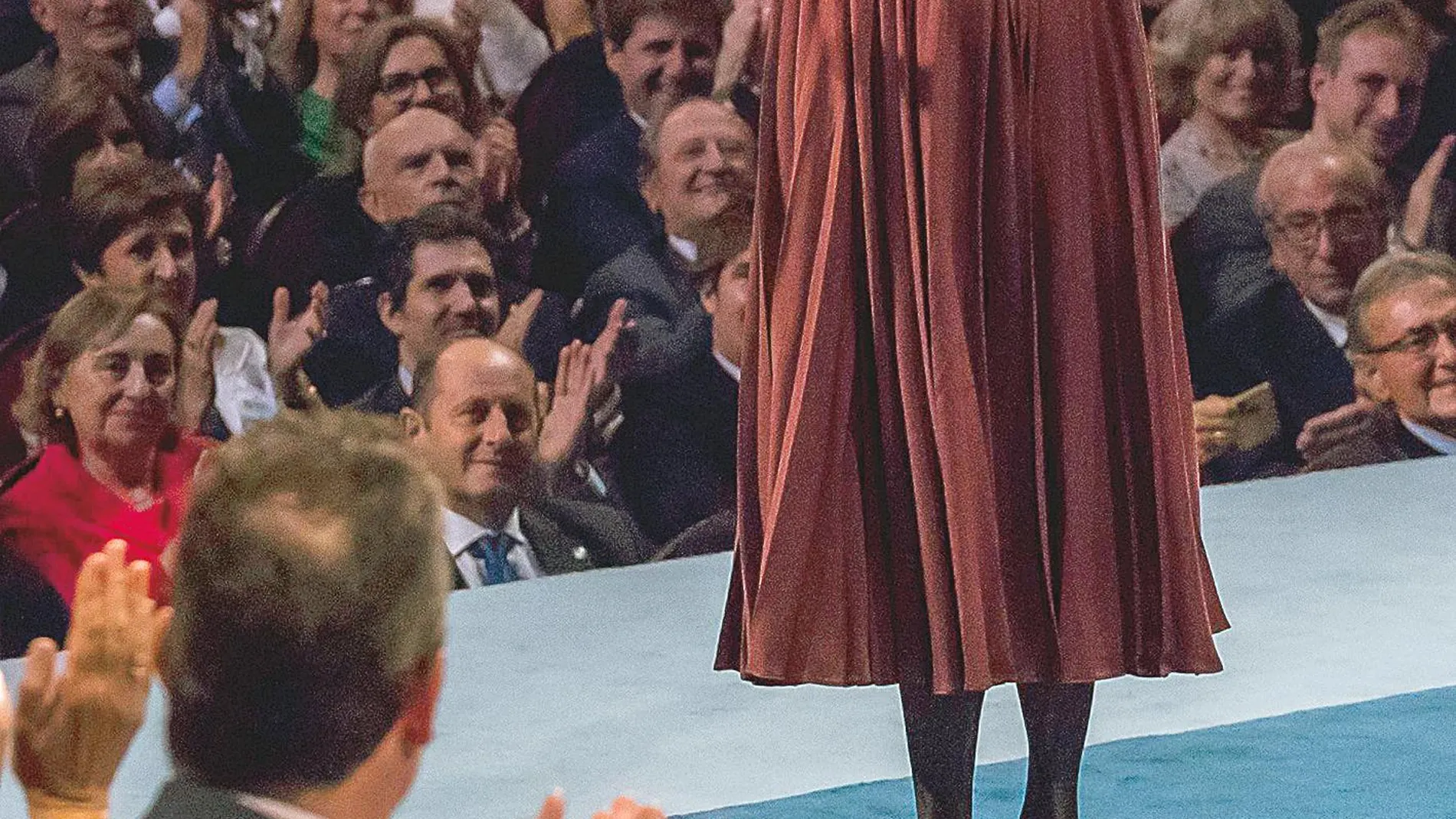 Siri Hustvedt concita el aplauso del público del Teatro Campoamor tras recibir el Premio Princesa de Asturias de las Letras. Foto: Alberto R. Roldán