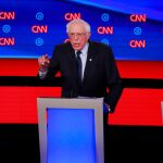 Los candidatos Pete Buttigieg, Bernie Sander y Elizabeth Warren, en el debate de la CNN/Reuters