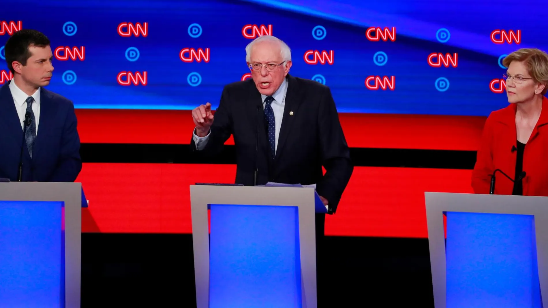 Los candidatos Pete Buttigieg, Bernie Sander y Elizabeth Warren, en el debate de la CNN/Reuters