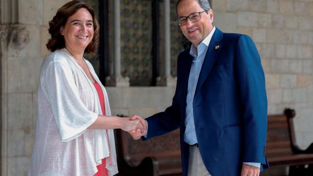 El presidente de la Generalitat, Quim Torra, y la alcaldesa de Barcelona, Ada Colau (i), se reunieron hoy en el Palau de la Generalitat por primera vez desde la constitución del nuevo gobierno municipal, para abordar cuestiones como la emergencia climática, la comisión mixta, la candidatura olímpica o temas sociales.