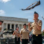 Un grupo de militares practica antes del desfile del 4 de julio en el Lincoln Memorial/ AP