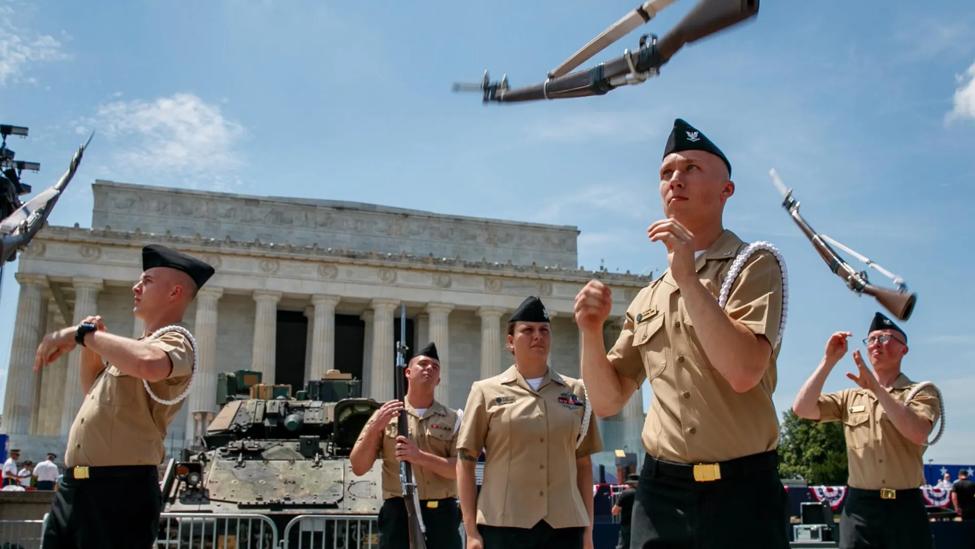 Un grupo de militares practica antes del desfile del 4 de julio en el Lincoln Memorial/ AP