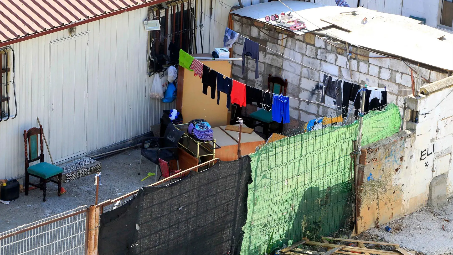Vista del mal estado en que se encuentra el núcleo de casas prefabricadas del Polígono Sur / Foto: Manuel Olmedo