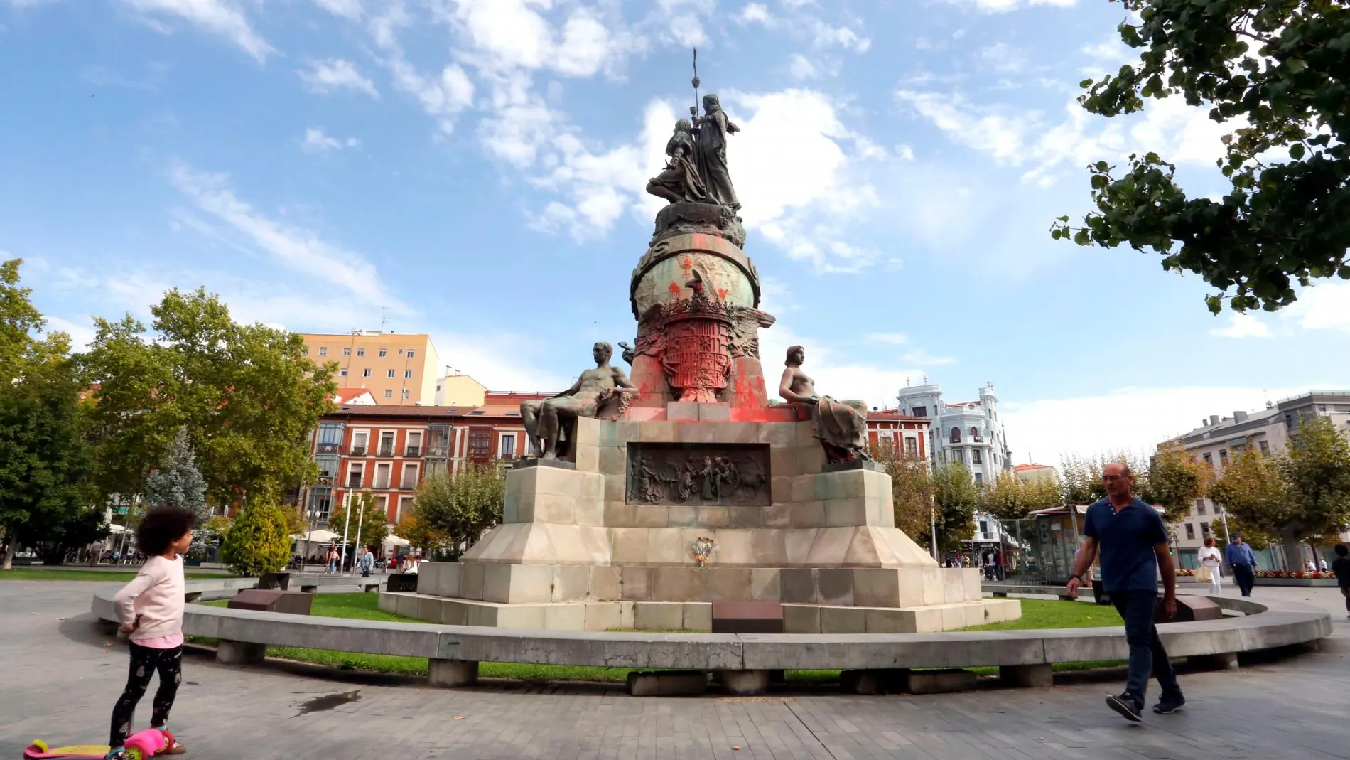 Así amaneció el Monumento de Colón en Valladolid al Día de la Fiesta Nacional el pasado año, y por ello VOX hará una vigilancia nocturna este domingo para evitar actos vandálicos