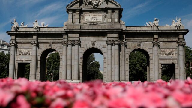 La historia tras la Puerta de Alcalá: de los caprichos de Carlos III a los impactos de bala