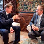 El presidente de la Generalitat, Ximo Puig (d), durante la reunión mantenida ayer con el presidente de la Diputación de Castellón, Josep Martí (i), con la que cerró su ronda de entrevistas con los titulares de las corporaciones provinciales
