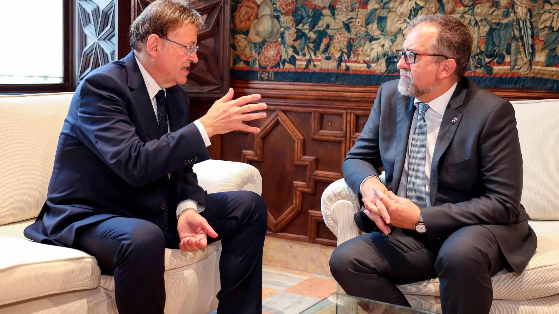 El presidente de la Generalitat, Ximo Puig (d), durante la reunión mantenida ayer con el presidente de la Diputación de Castellón, Josep Martí (i), con la que cerró su ronda de entrevistas con los titulares de las corporaciones provinciales