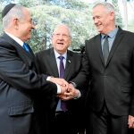 Benjamin Netanyahu y el líder centrista, Benny Gantz, se saludan ayer en un homanaje a Simon Peres