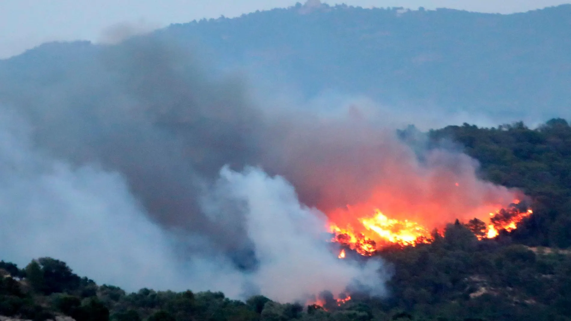 Vista del incendio que se ha declarado en la comarca tarraconense de Ribera d'Ebre