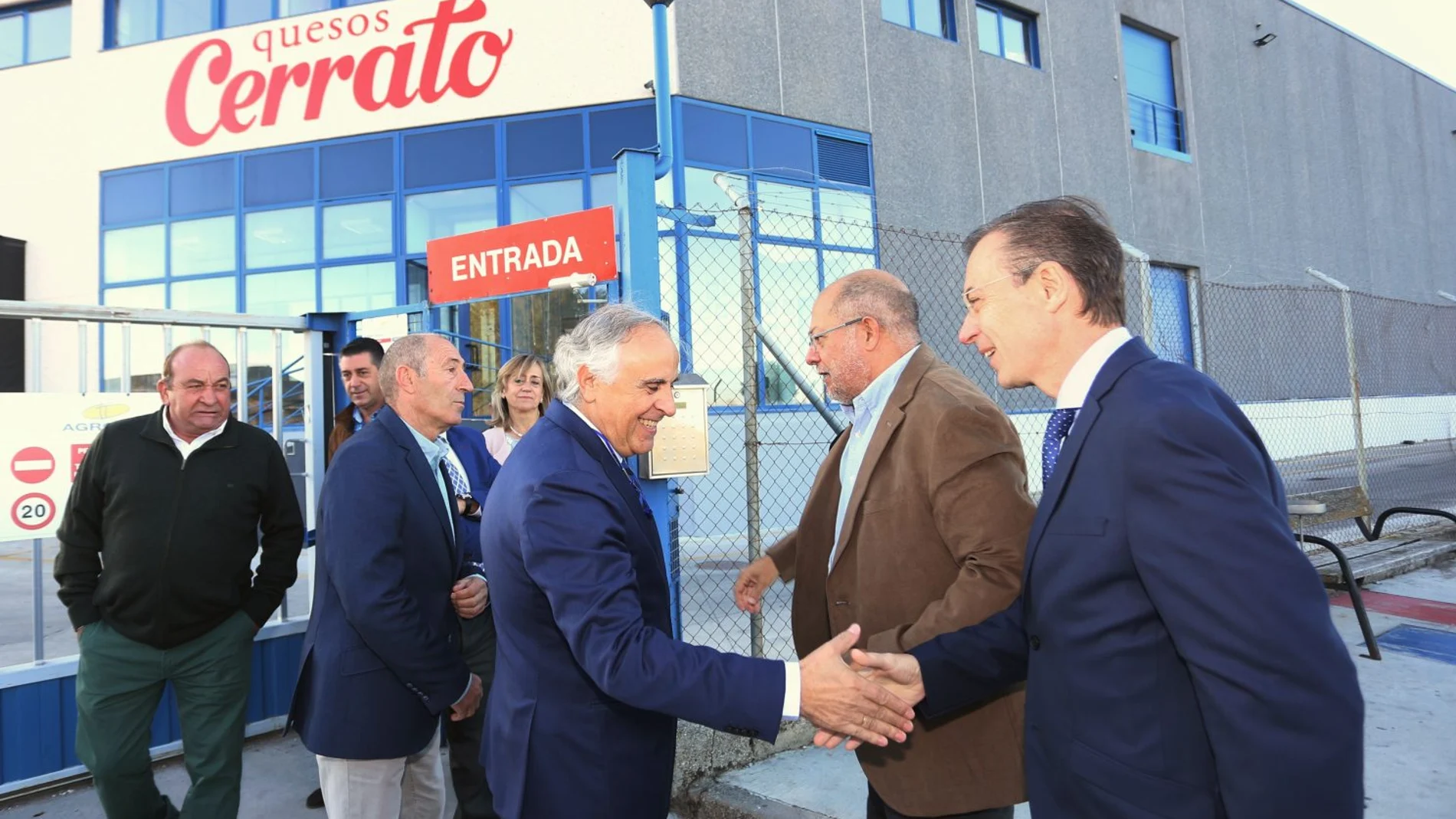 El vicepresidente Francisco Igea y el consejero Germán Barrios saludan a los propietarios de la fábrica Quesos Cerrato