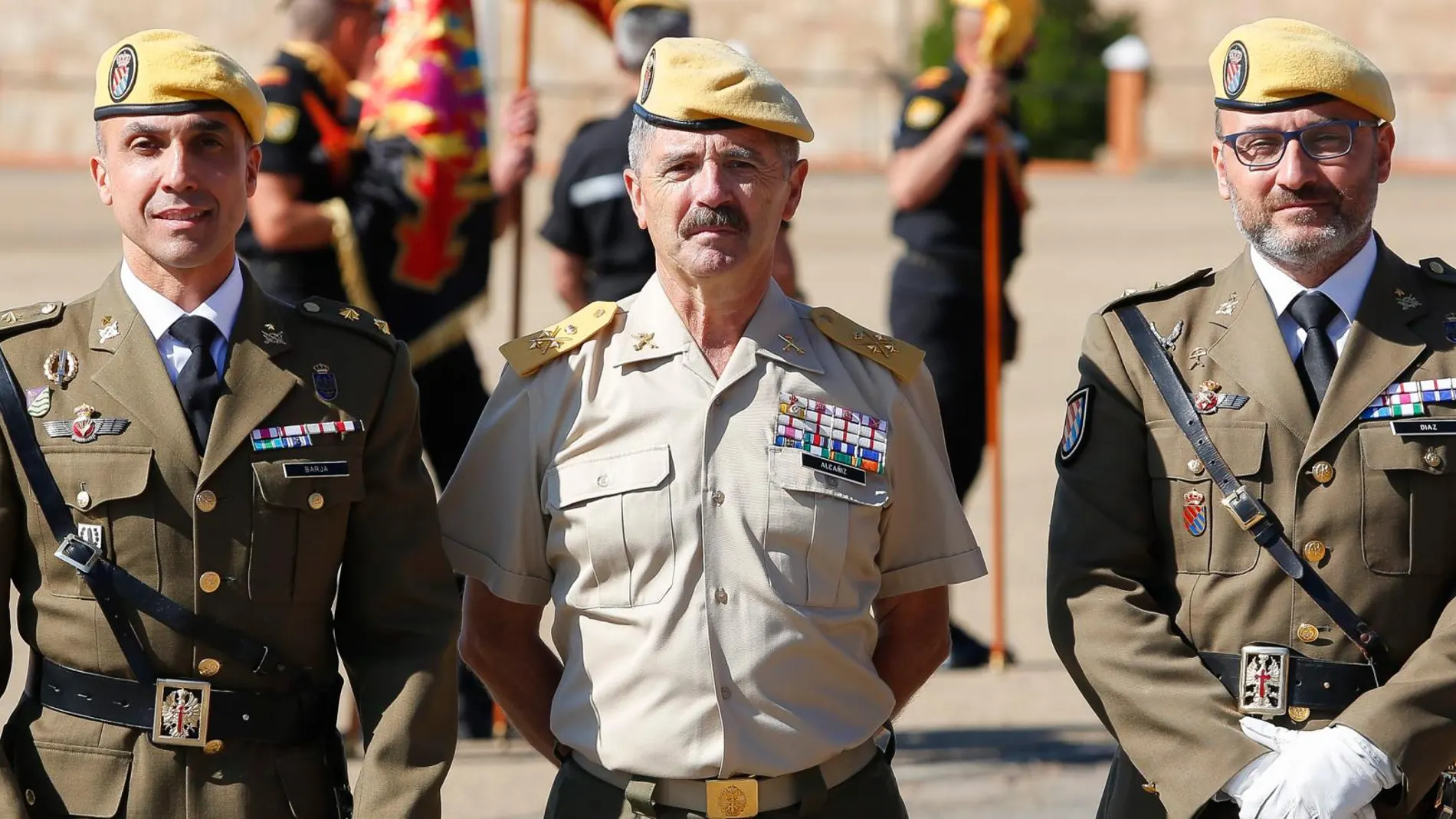 Toma de posesión del teniente coronel José Alberto Barja Navarro, como nuevo mando del V Batallón de Intervención en Emergencias de la Unidad Militar de Emergencias con sede en Ferral del Bernesga. Junto a él, el teniente general Miguel Alcañiz, jefe de la UME y el teniente coronel Álvaro Díaz, anterior jefe del V Batallón