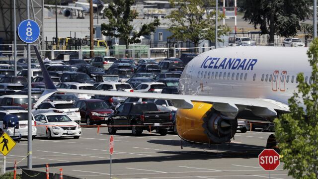 Boeing tiene estacionados algunos 737 MAX en el aparcamiento de coches de su factoría de Renton (Washington) ante la falta de espacio en las dependencias habilitadas para aviones