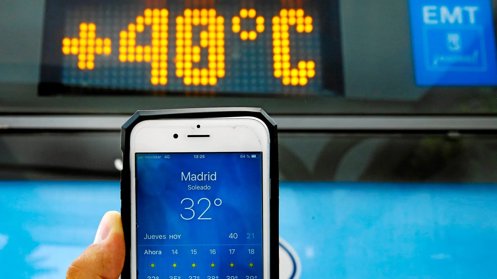 Mientras que el termómetro de la parada de bus de la calle Condesa de Venadito marca los 40 grados, el móvil señala tan solo 32. Foto: Cipriano Pastrano