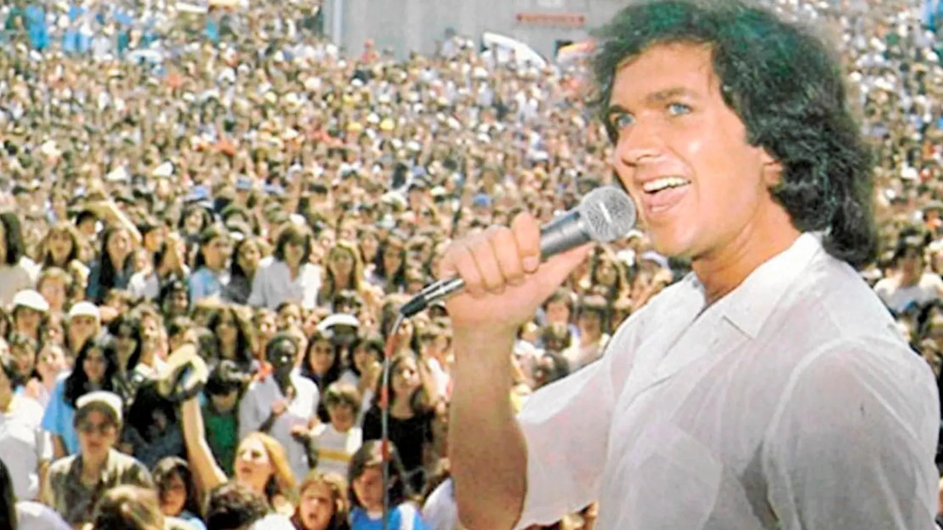 Camilo Sesto en uno de sus conciertos en Latinoamérica, donde se convirtió en un ídolo capaz de llenar inmensos estadios