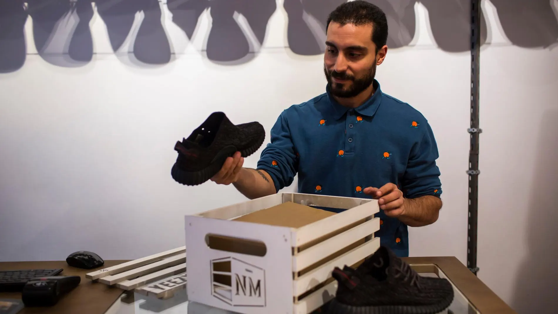 Un dependiente de una tienda de zapatillas