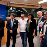 Carles Puigdemont junto a Pernando Barrena, Ramon Tremosa, entre otros en el Parlamento Europeo/Foto: Aïda Sánchez Alonso