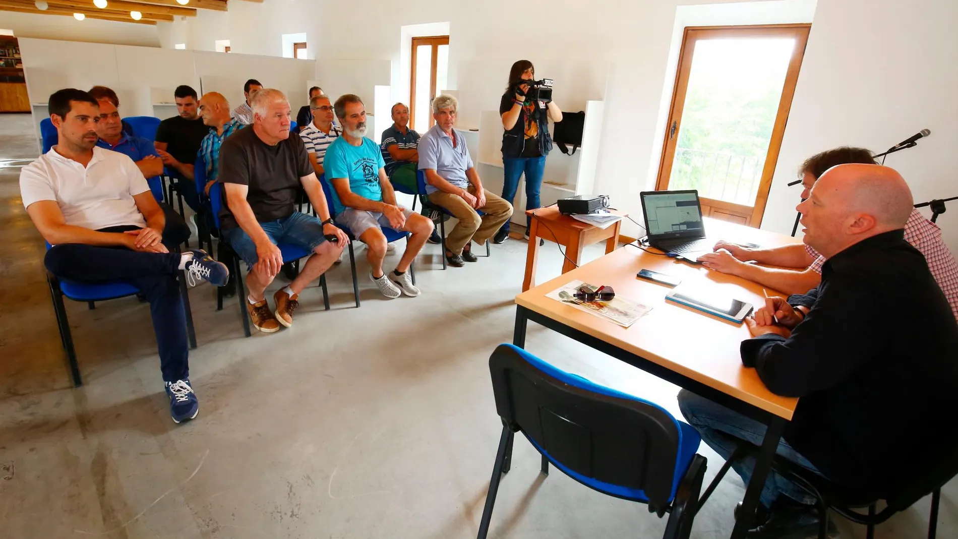 Pablo Linares preside la reunión con los productores de castaña en Borrenes
