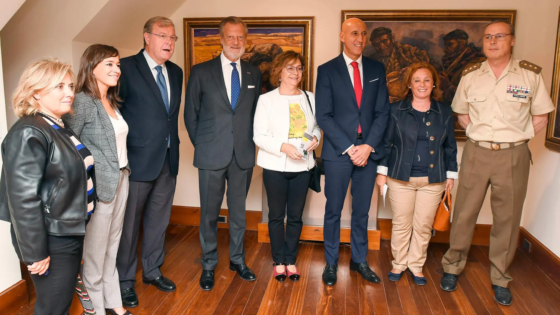 El alcalde de León, José Antonio Diez, junto a Antonio Silván, entre otros, asiste a la inauguración de las nuevas salas expositivas en el Museo Casa Gaudí Botines
