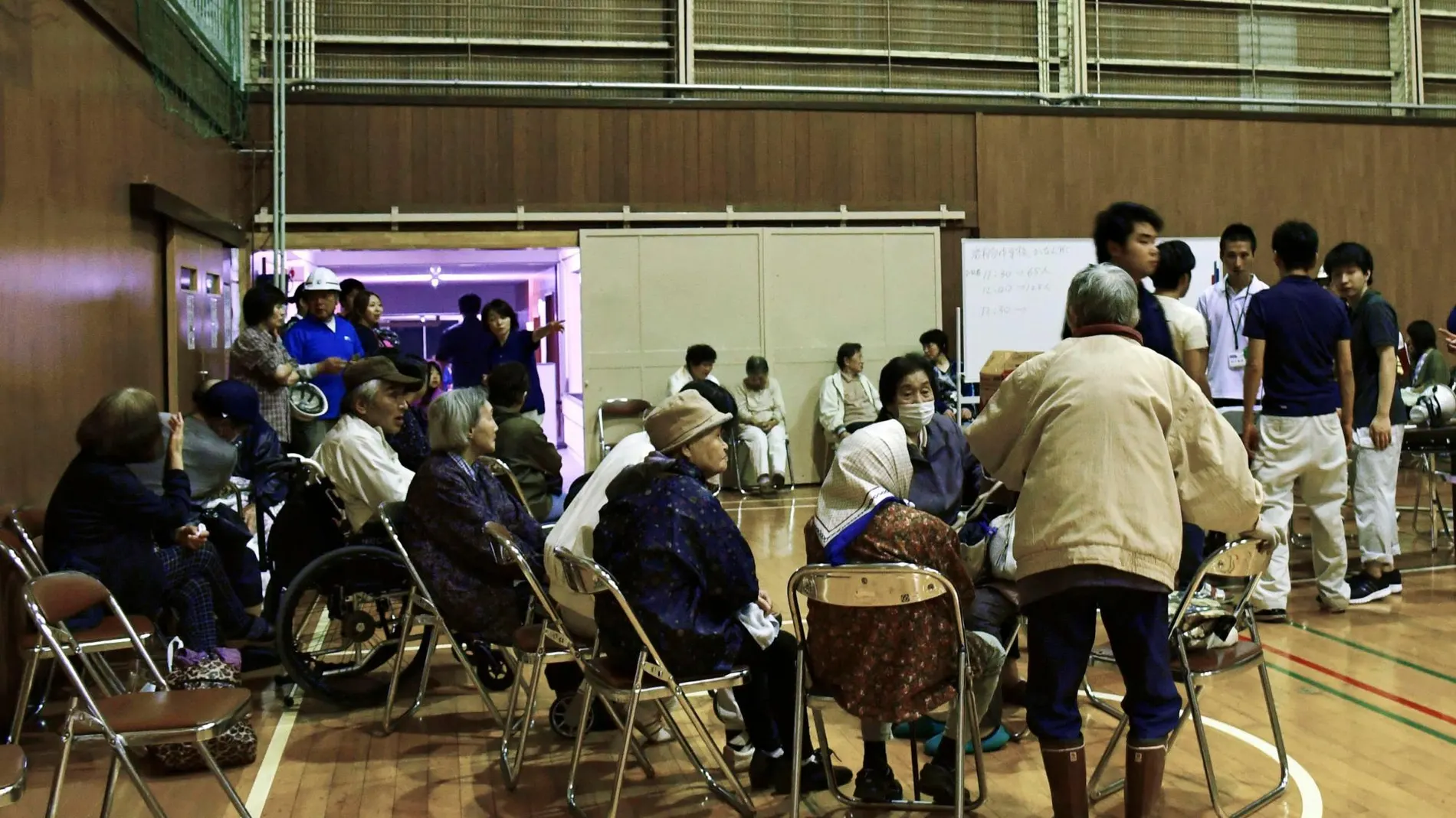 Ancianos de una residencia han sido evacuados a un polideportivo en Murakami/Foto: Reuters