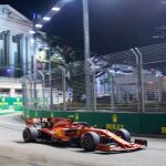 Leclerc marca la "pole"y Sainz, séptimo