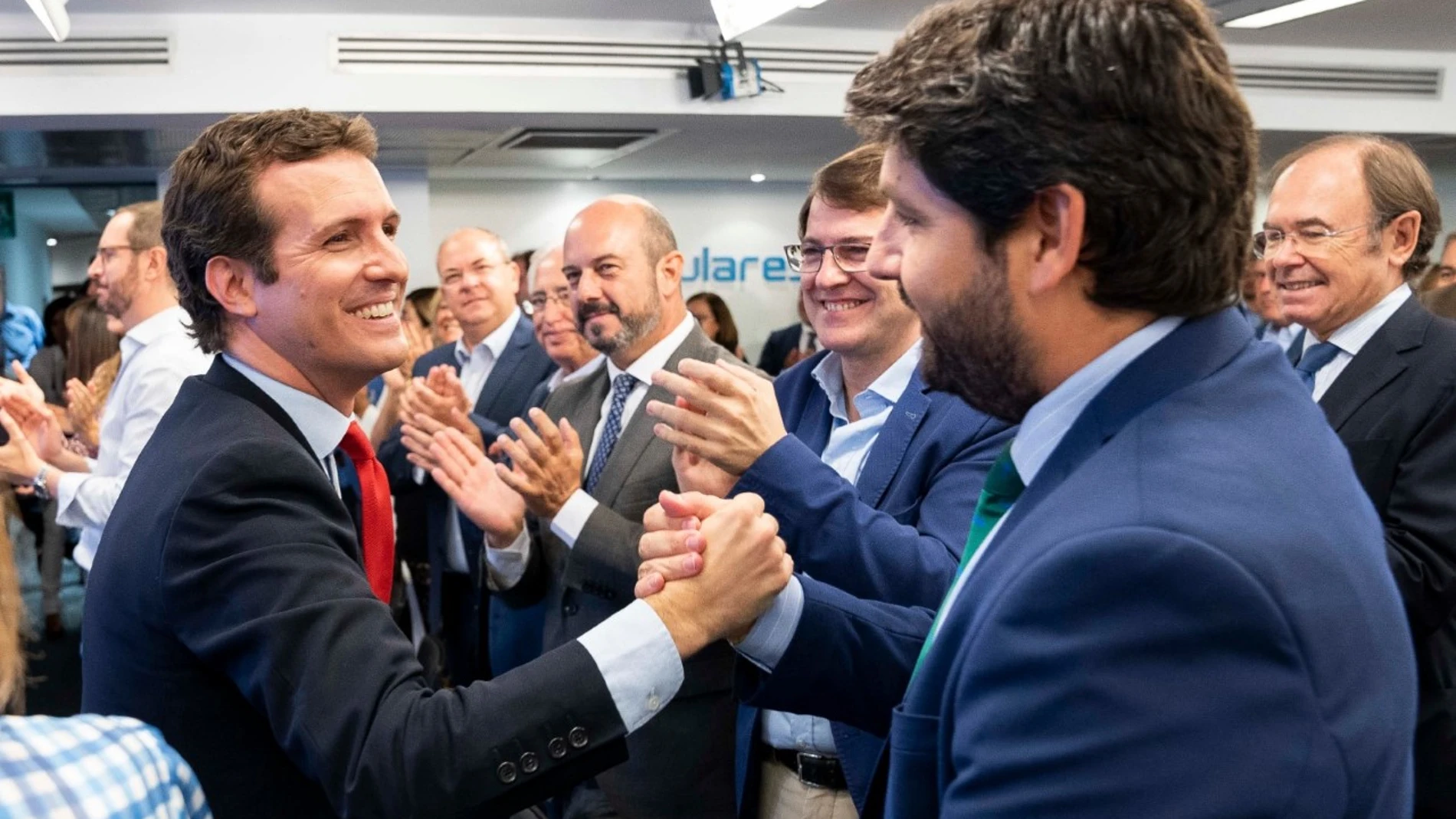 De izquierda a derecha, Pablo Casado estrechando la mano a López Miras