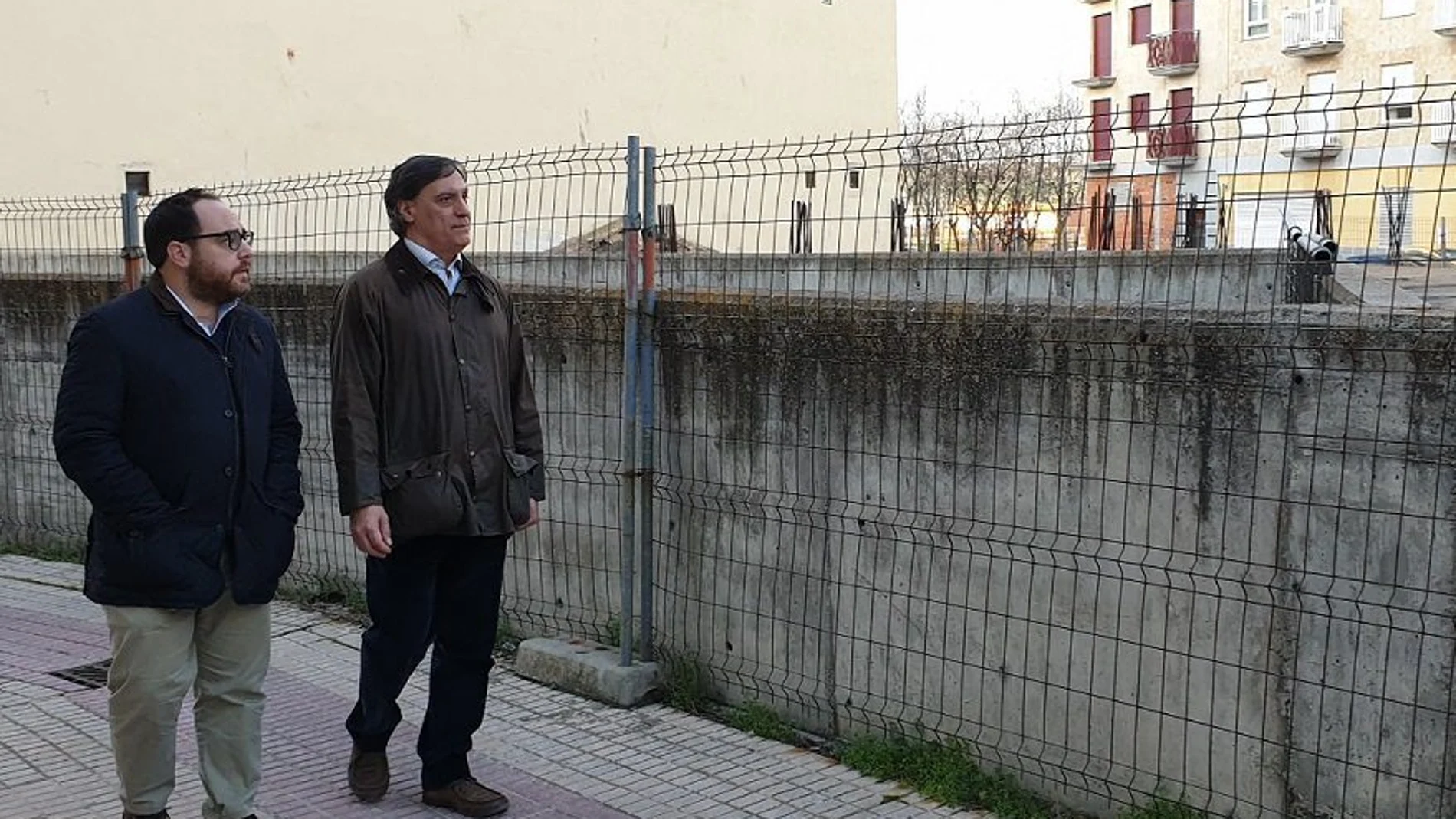 El alcalde de Salamanca, Carlos García Carbayo, durante una visita al barrio de El Rollo, donde se van a construir las nuevas viviendas