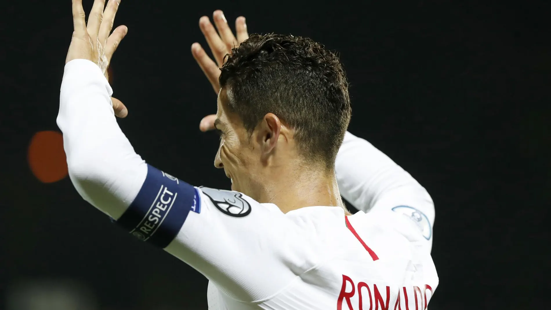 Cristiano Ronaldo celebra uno de los cuatro goles que le marcó a Lituania