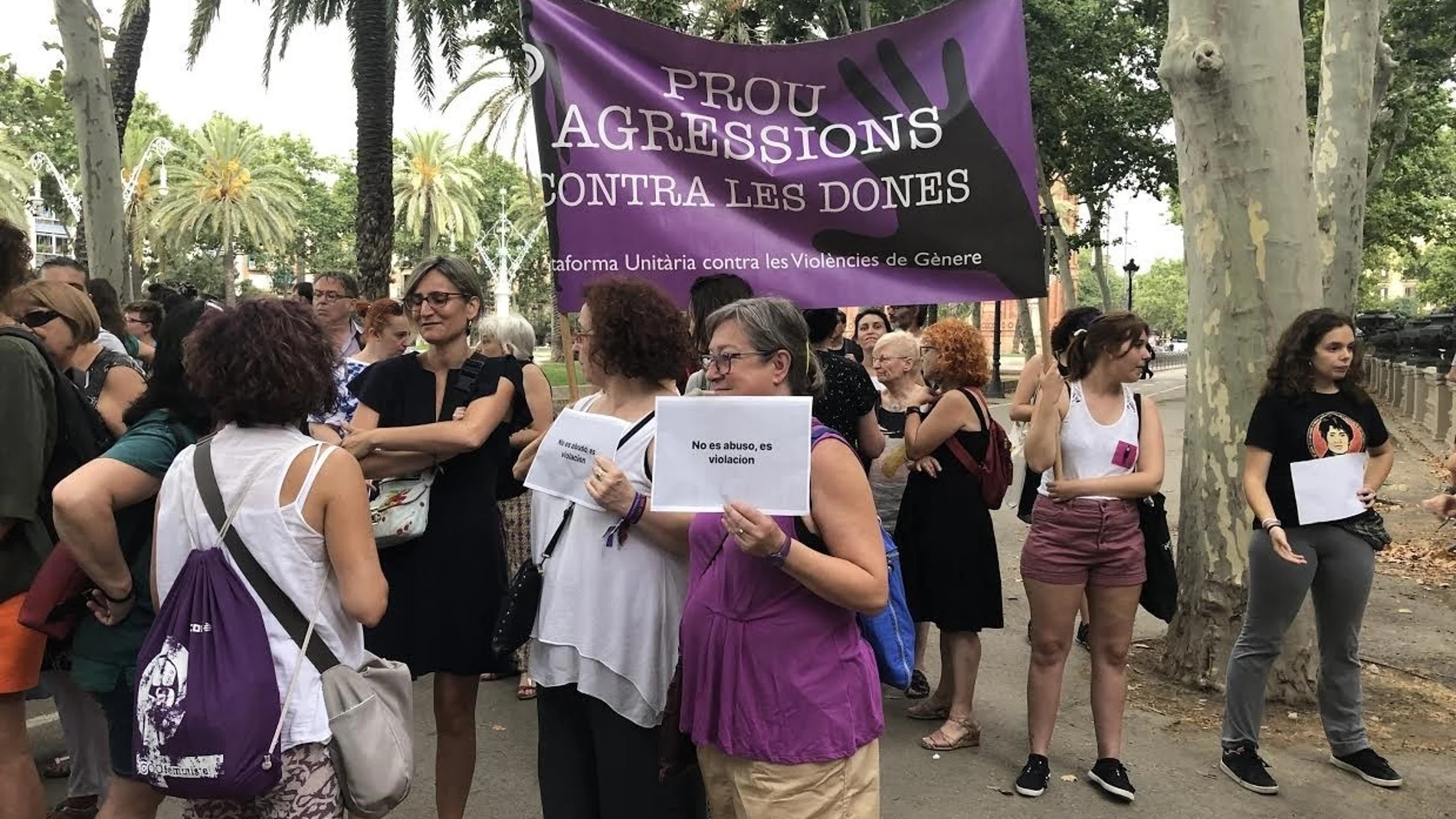 Los manifestantes ante la Audiencia de Barcelona