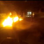 Imagen captada del momento en el que prendieron fuego a contenedores