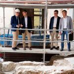 El director de Patrimonio de la Junta, Enrique Sáiz, visita el hallazgo de la mezquita