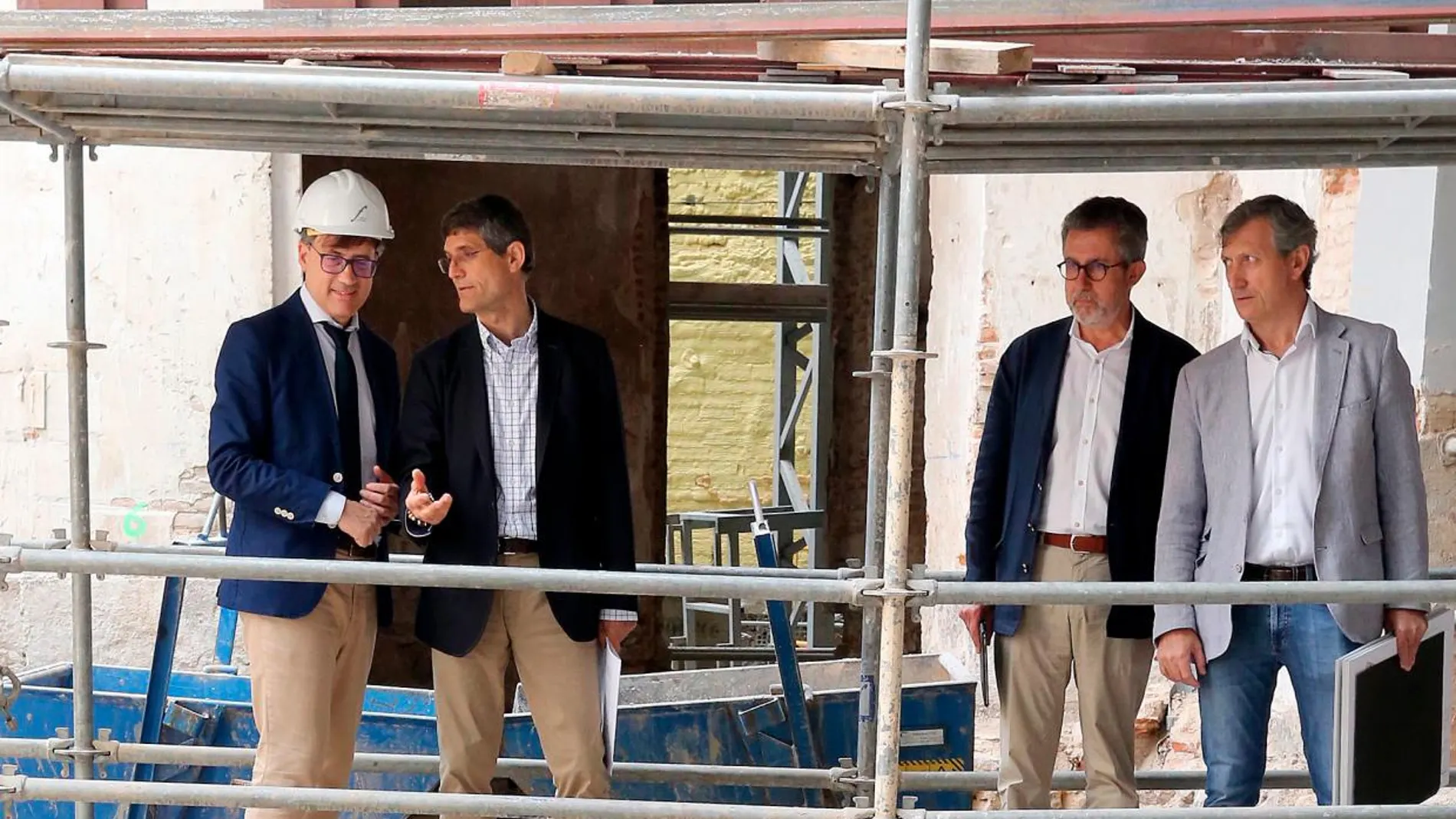 El director de Patrimonio de la Junta, Enrique Sáiz, visita el hallazgo de la mezquita