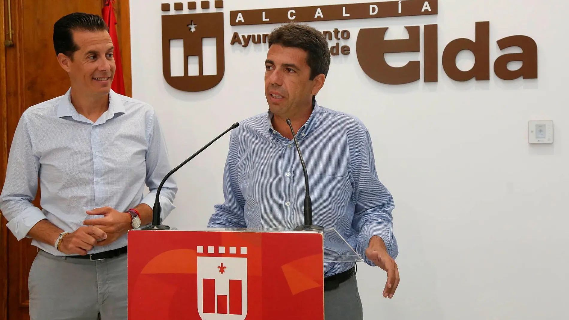 El alcalde de Elda, Rubén Alfaro, (izq.) junto al presidente de la Diputación de Alicante, Carlos Mazón (dcha.)