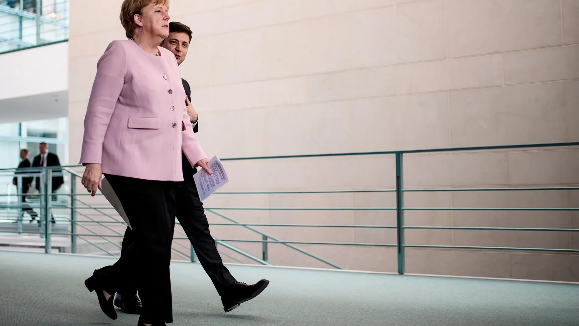 La canciller alemana, Angela Merkel, y el presidente de Ucrania, Vladimir Zelensky (d), a su llegada a una rueda de prensa/Efe