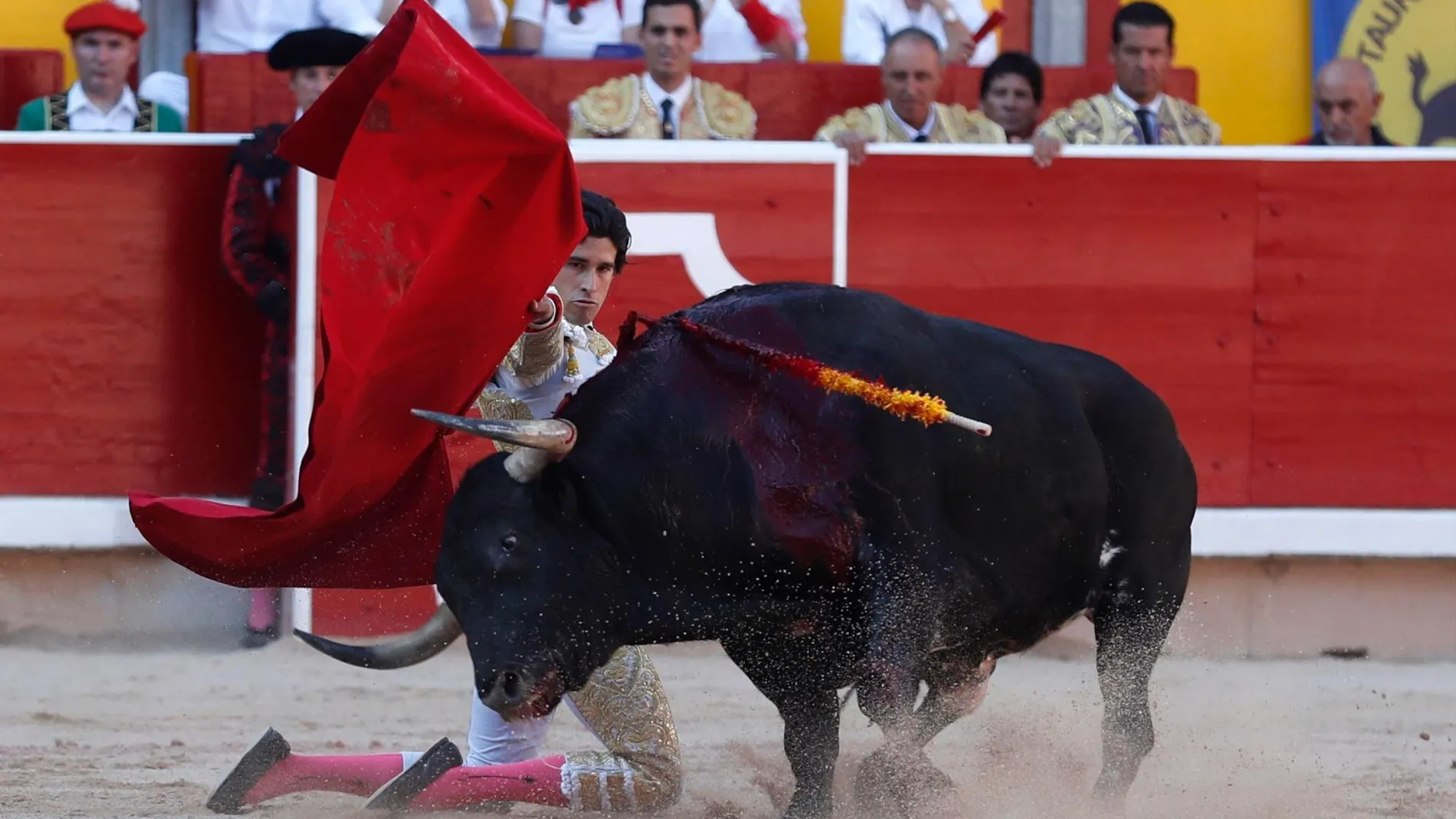 López Simón torea de rodillas al primero de su lote. Foto: Efe