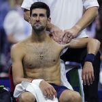 Novak Djokovic, atendido durante el partido contra Londero