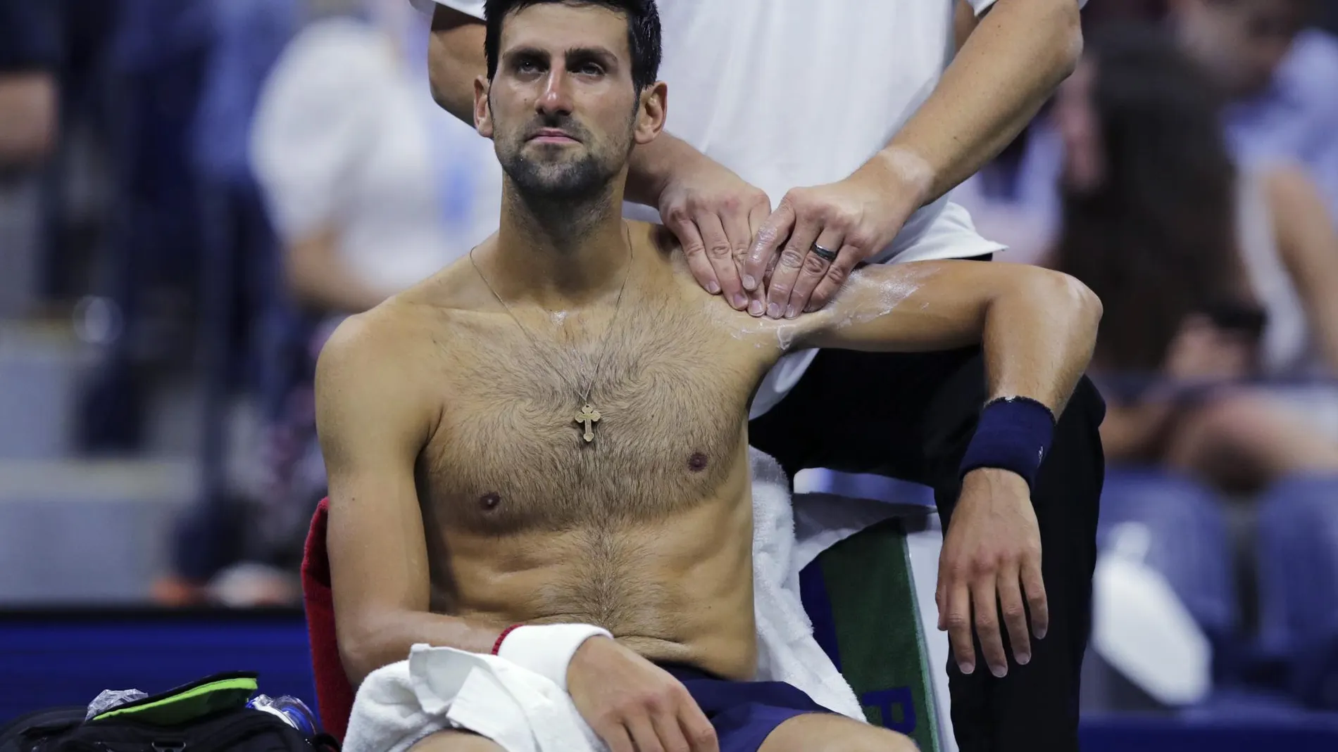 Novak Djokovic, atendido durante el partido contra Londero