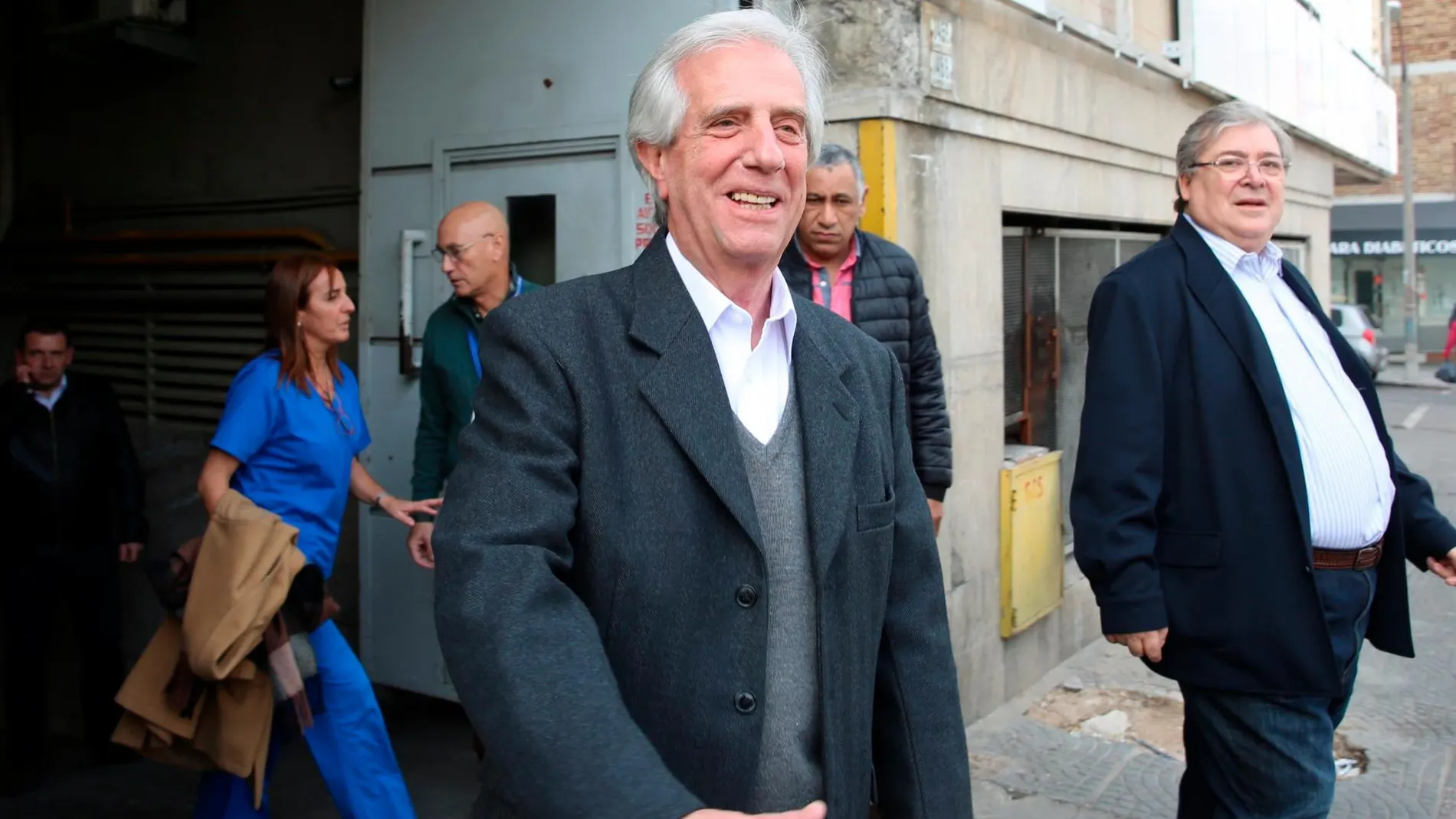 El presidente de Uruguay, Tabaré Vázquez, abandona la Asociación Española, centro sanitario donde fue sometido a una biopsia en la que se determinó que tiene un tumor maligno en el pulmón/Efe