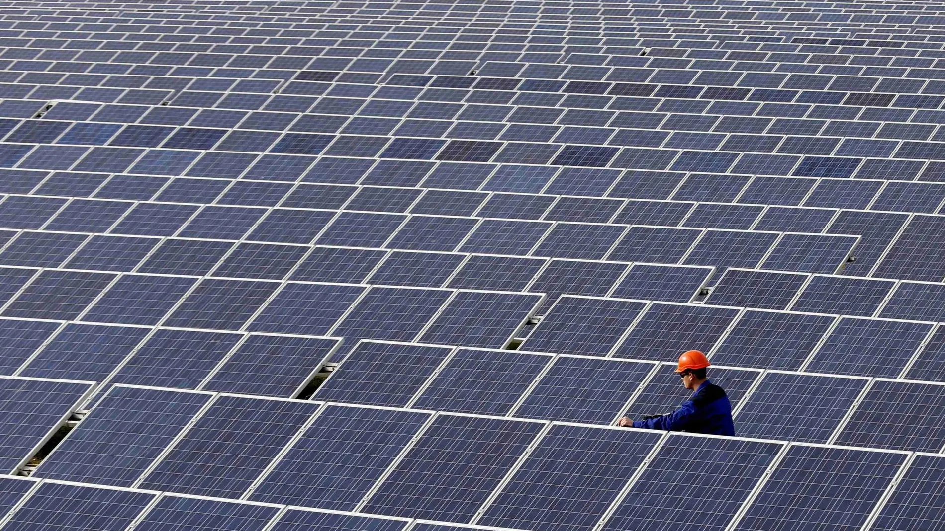 El parque fotovoltaico, en Zamora, está compuesto por 10.890 paneles y alcanza una potencia pico de 1.306,8 kilovatios