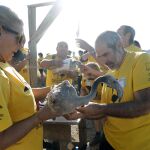 Acto de anillamiento de los pollos flamencos nacidos en la Laguna de Fuente de Piedra / La Razón