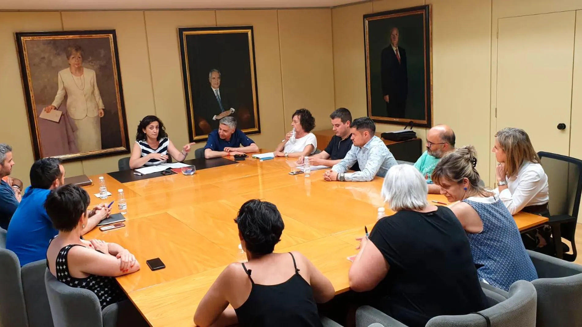Reunión del grupo parlamentario socialista de La Rioja, ayer, antes de la constitución del Parlamento riojano.