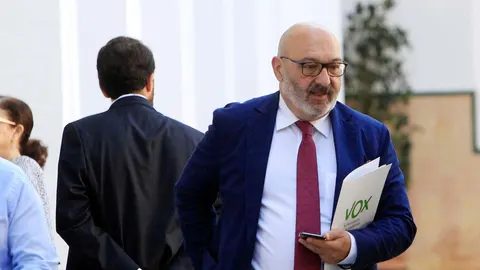 El portavoz de Vox en el Parlamento, Alejandro Hernández, cuyo partido propuso pagar un plus al profesorado / Manuel Olmedo