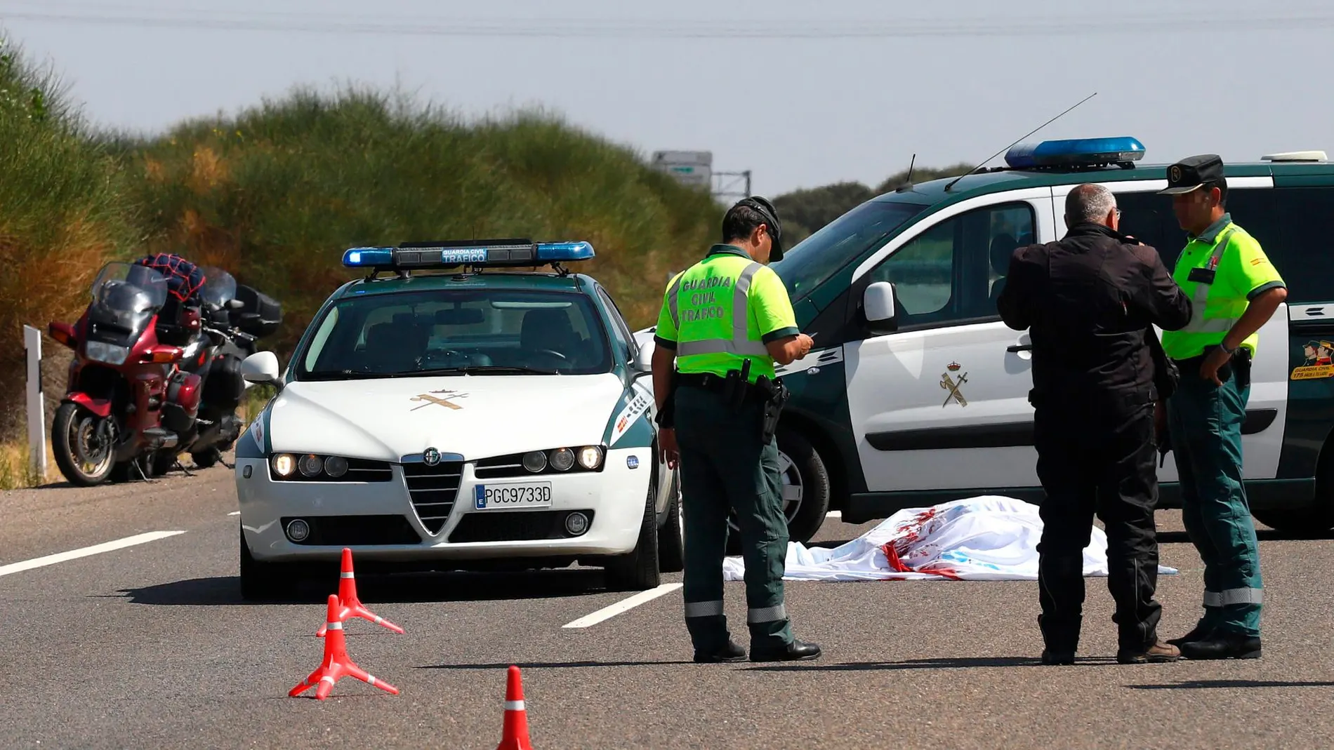 Un motorista de 68 años falleció y una mujer de la misma edad resultó herida esta mañana tras sufrir un accidente en la autovía A-62, en el término municipal de La Fuente de San Esteban.